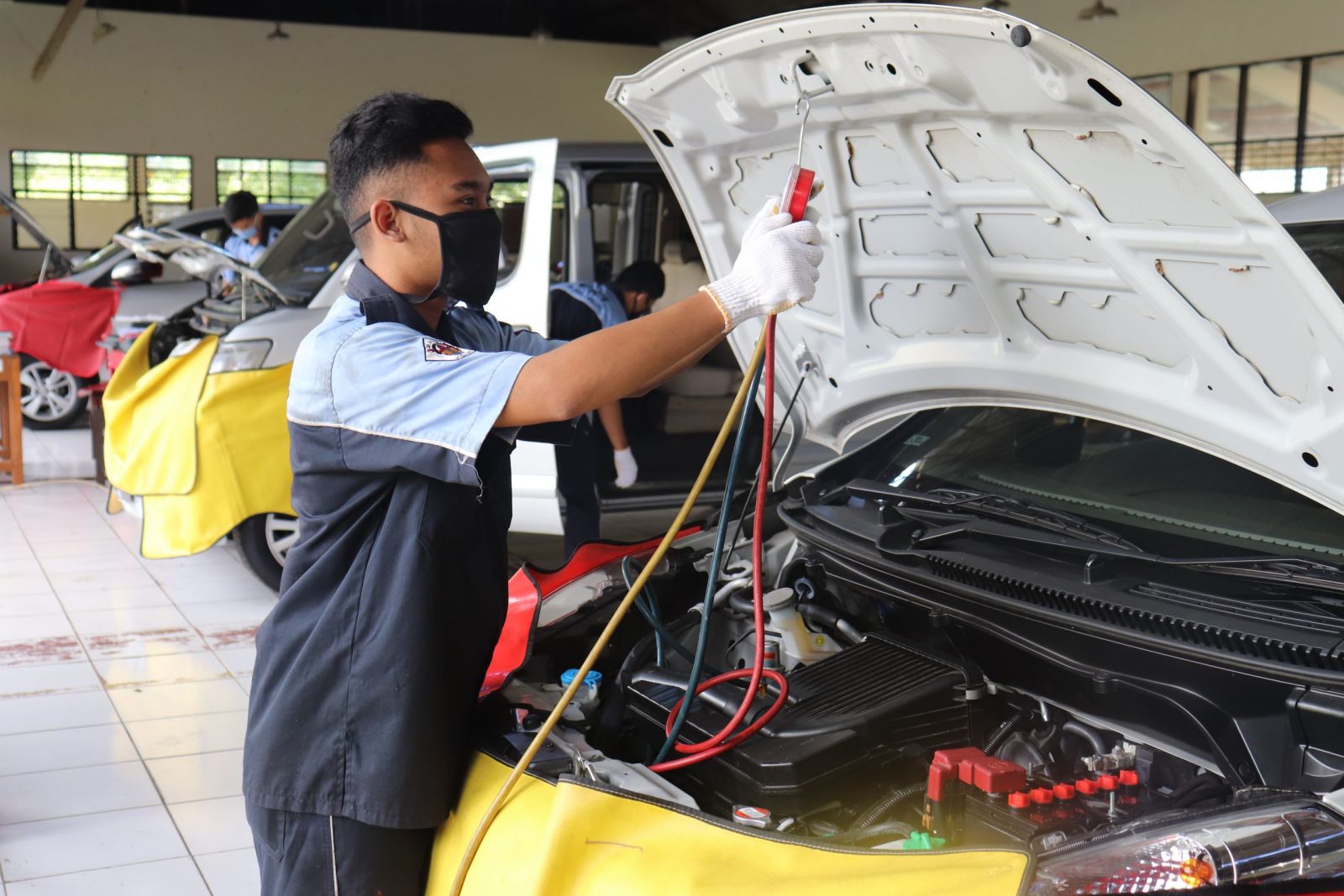 3 Mekanik SMK Cilacap Juara LKS Otomotif: Rahasia Skill yang Bikin Bengkel Lokal Kewalahan